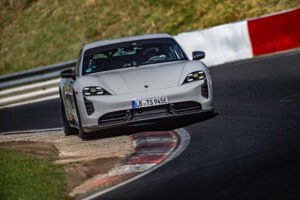 porsche taycan thiet lap ky luc moi tren duong dua nurburgring