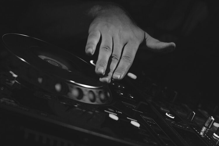 Scratching là gì? Vì sao Scratching là kỹ thuật bắt buộc đối với mọi DJ?