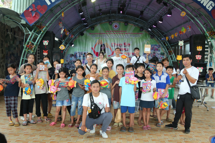 “Trung thu cho em” – chương trình lan tỏa tình yêu thương đến trẻ em Bình Dương của Cộng Đồng Việt Nam Ơi!