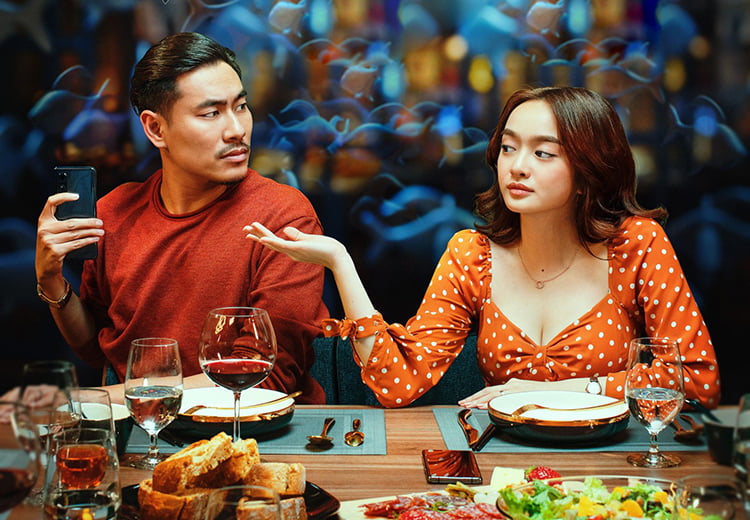 Review phim Tiệc Trăng Máu: cuộc sống tốt đẹp bởi có những bí mật được giấu kín
