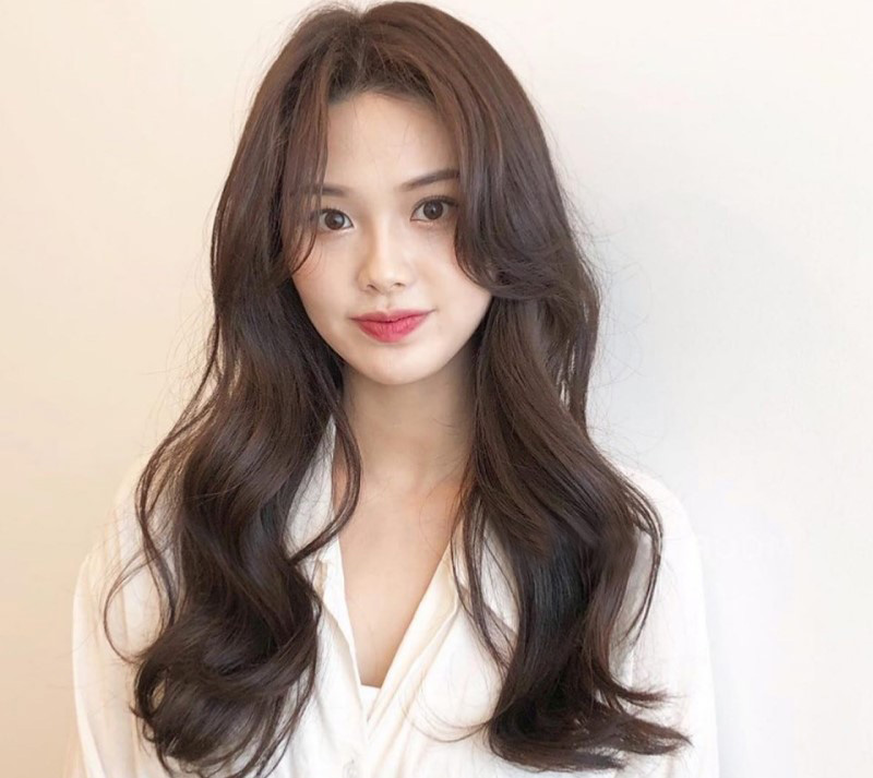 Top 10 kiểu tóc dài uốn gợn sóng Hàn Quốc hot nhất hiện nay