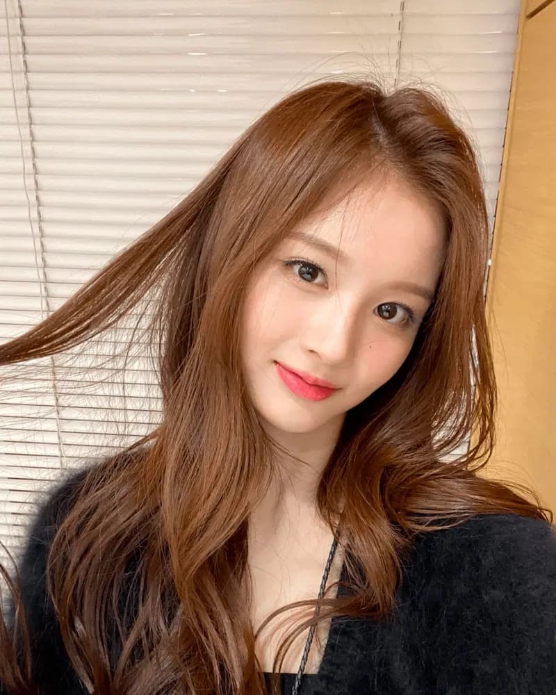 Những kiểu tóc layer nữ mặt tròn đẹp và trendy của Wonyoung IVE, IU, Sullyoon NMIXX, Lia Itzy