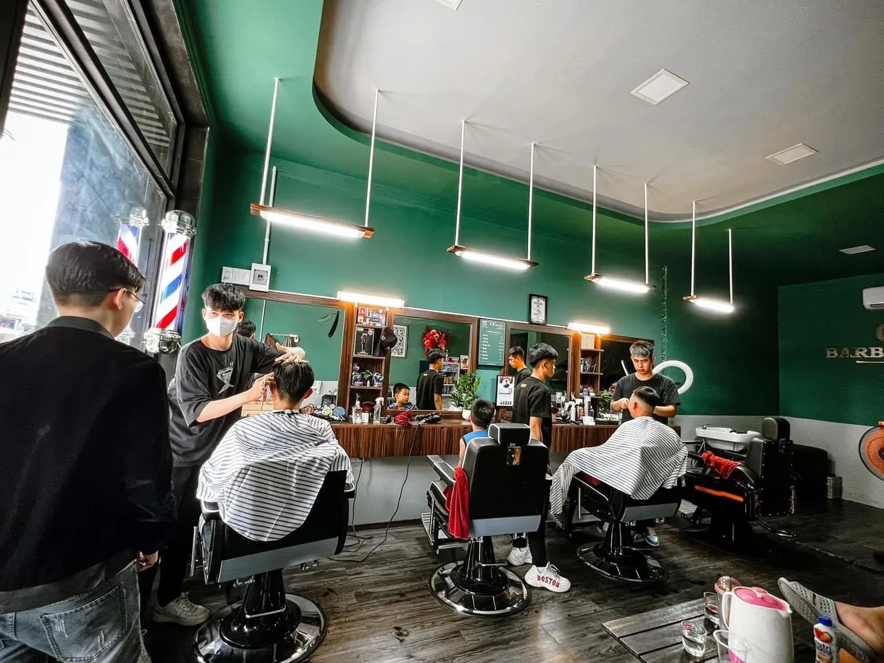 thiet-ke-thi-cong-barbershop-lion-decor