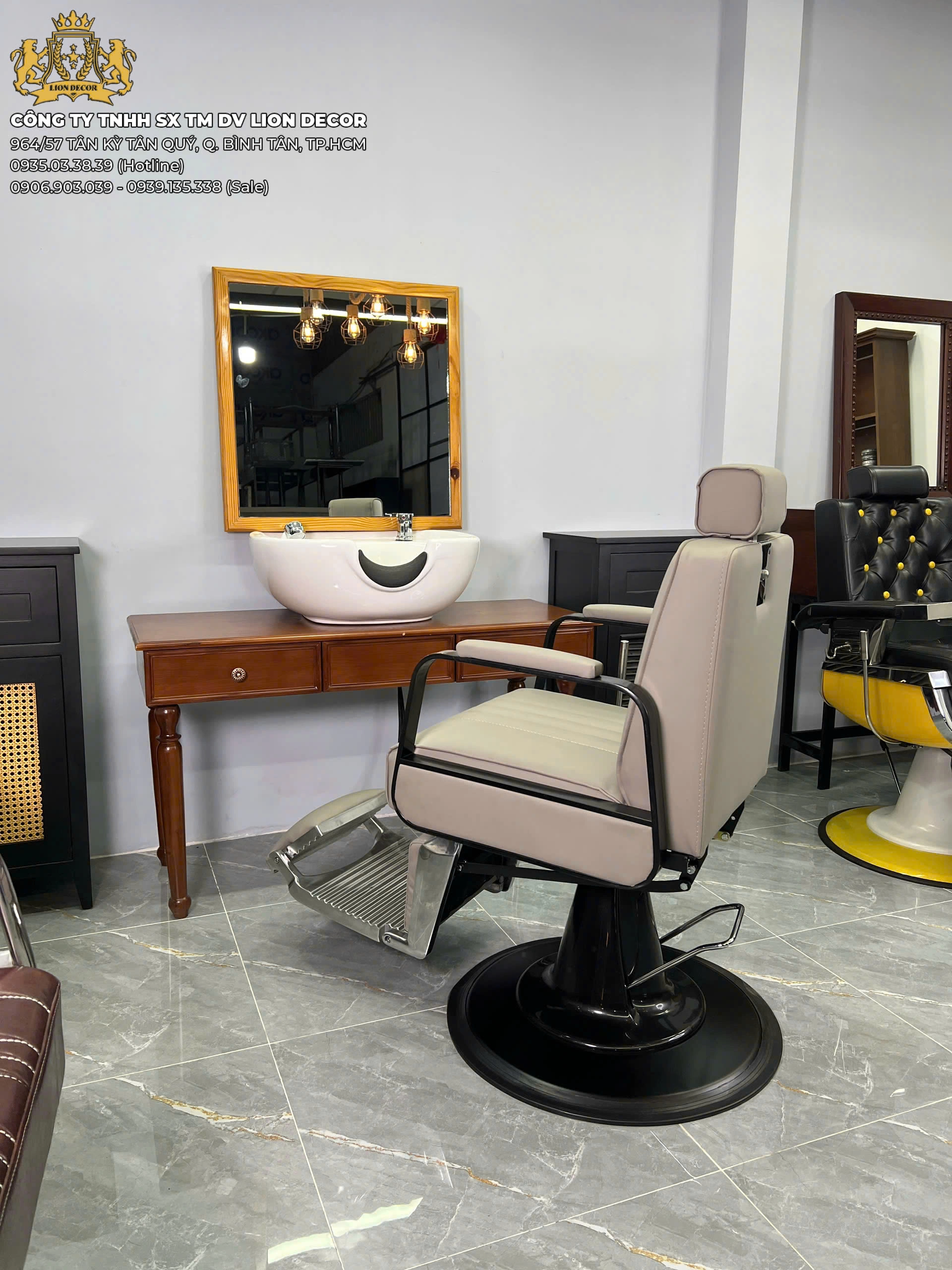Setup Tiệm Barber Chỉ Với 20 Triệu – Bí Quyết Khởi Nghiệp Tiết Kiệm 2025 2 gương tủ cắt tóc