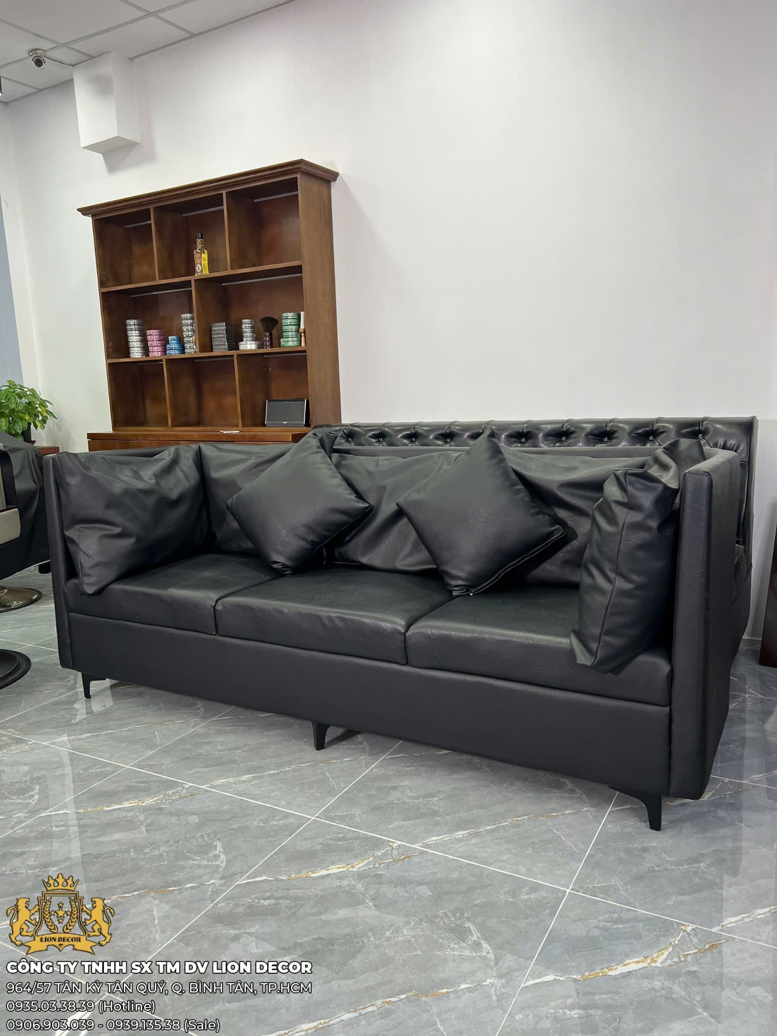 Sofa chờ barber cao cấp bọc da cho barbershop hiện đại