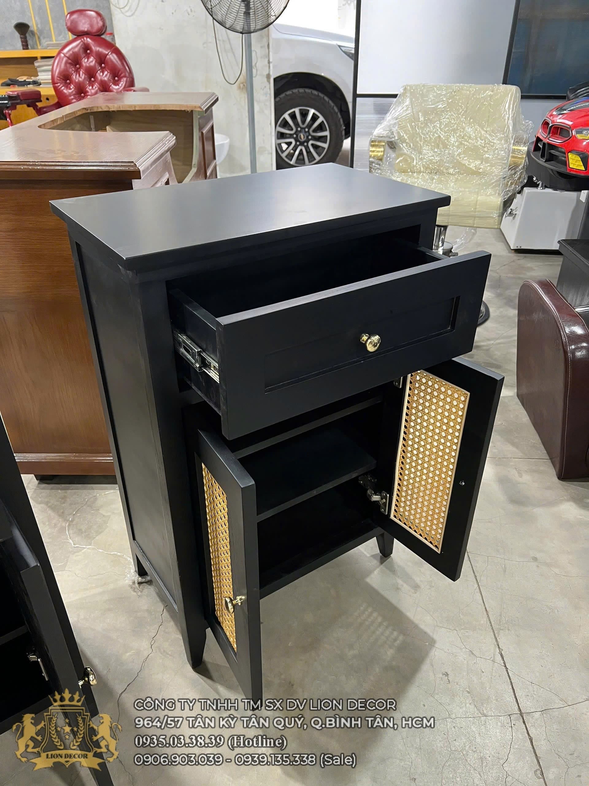 Tủ Cạnh Gương Barber Cửa Đan Mây – Thiết Kế Theo Yêu Cầu 3 tu-dung-cu-barber-chuyen-nghiep.jpg