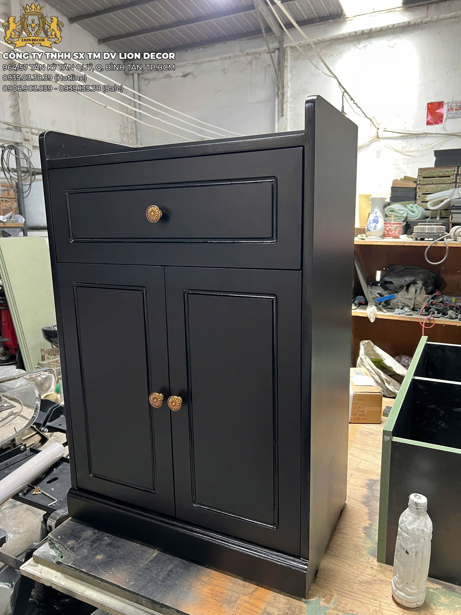 Tủ Cạnh Gương Barber – Thiết Kế Theo Yêu Cầu 1 tu-dung-cu-barber-chuyen-nghiep.jpg