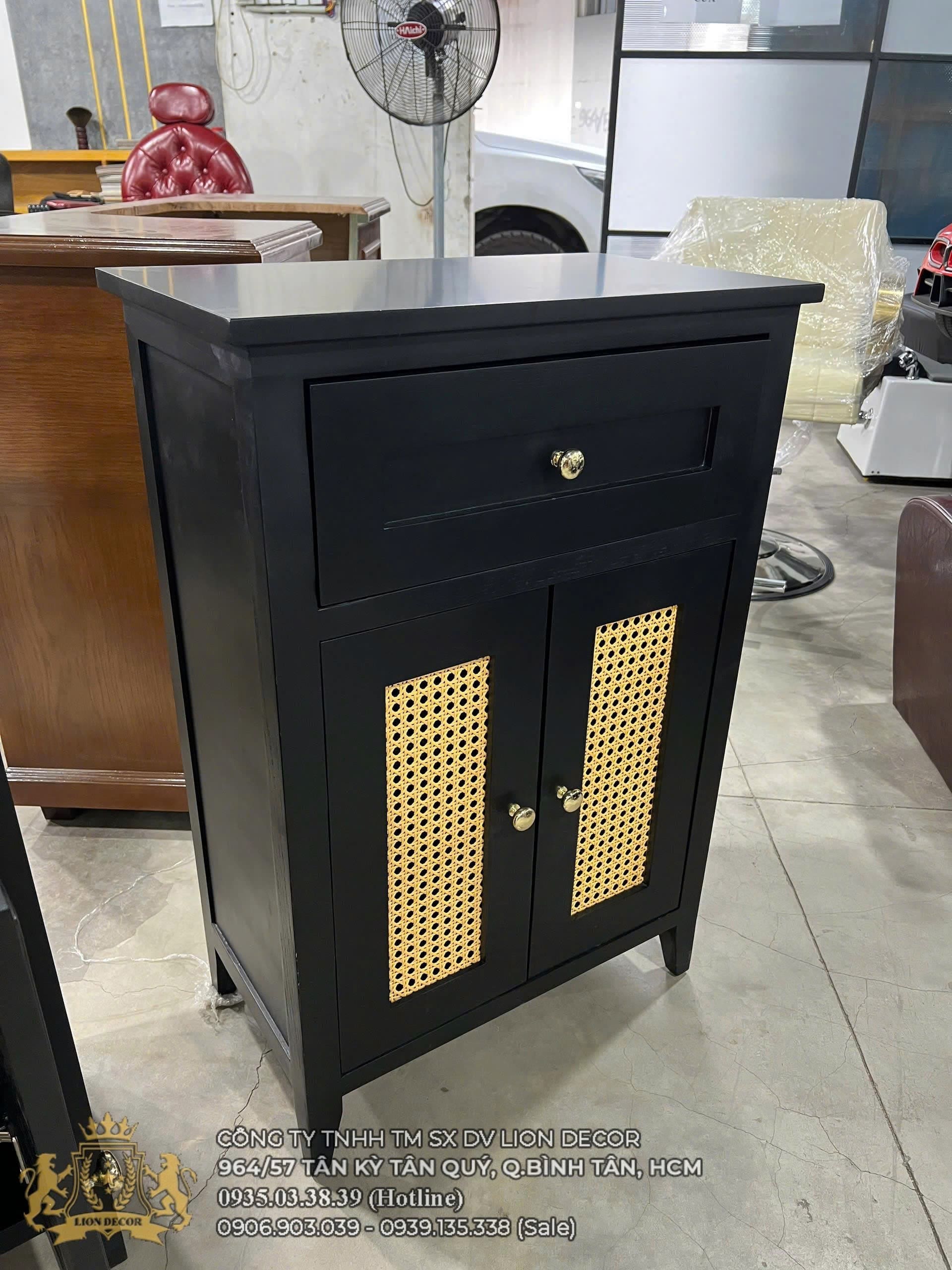 Tủ Cạnh Gương Barber Cửa Đan Mây – Thiết Kế Theo Yêu Cầu 1 tu-dung-cu-barber-chuyen-nghiep.jpg