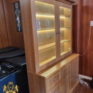 Tủ Trưng Bày Barber Cổ Điển 2 Tầng Có LED – Thiết Kế Theo Yêu Cầu 5 ke-trung-bay-hoa-chat-tu-trung-bay