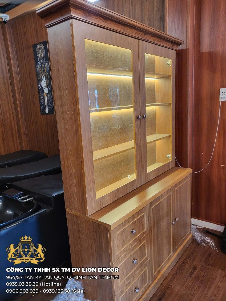 Tủ Trưng Bày Barber Cổ Điển 2 Tầng Có LED – Thiết Kế Theo Yêu Cầu 3 ke-trung-bay-hoa-chat-tu-trung-bay