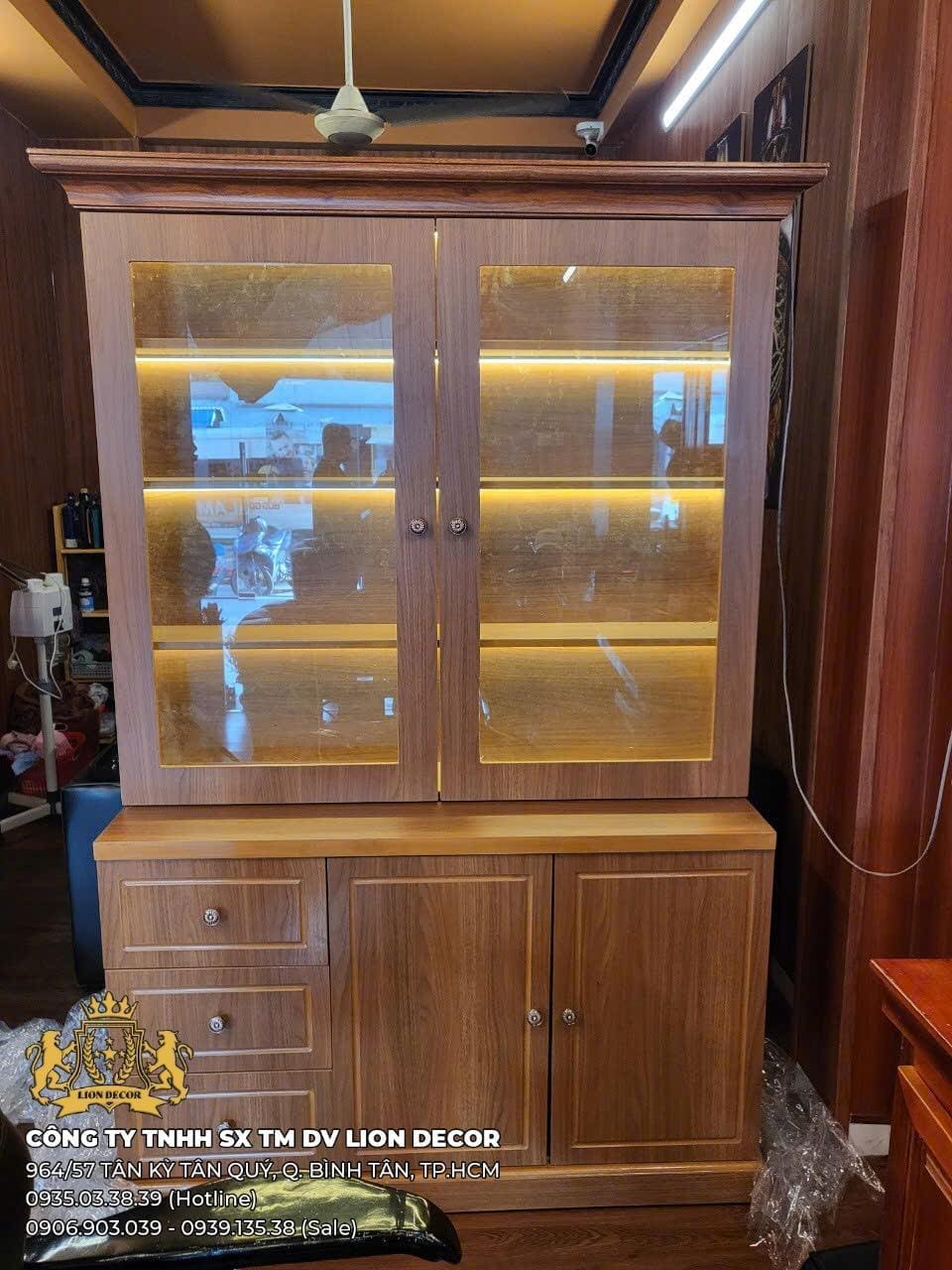 Tủ Trưng Bày Barber Cổ Điển 2 Tầng Có LED – Thiết Kế Theo Yêu Cầu 1 ke-trung-bay-hoa-chat-tu-trung-bay