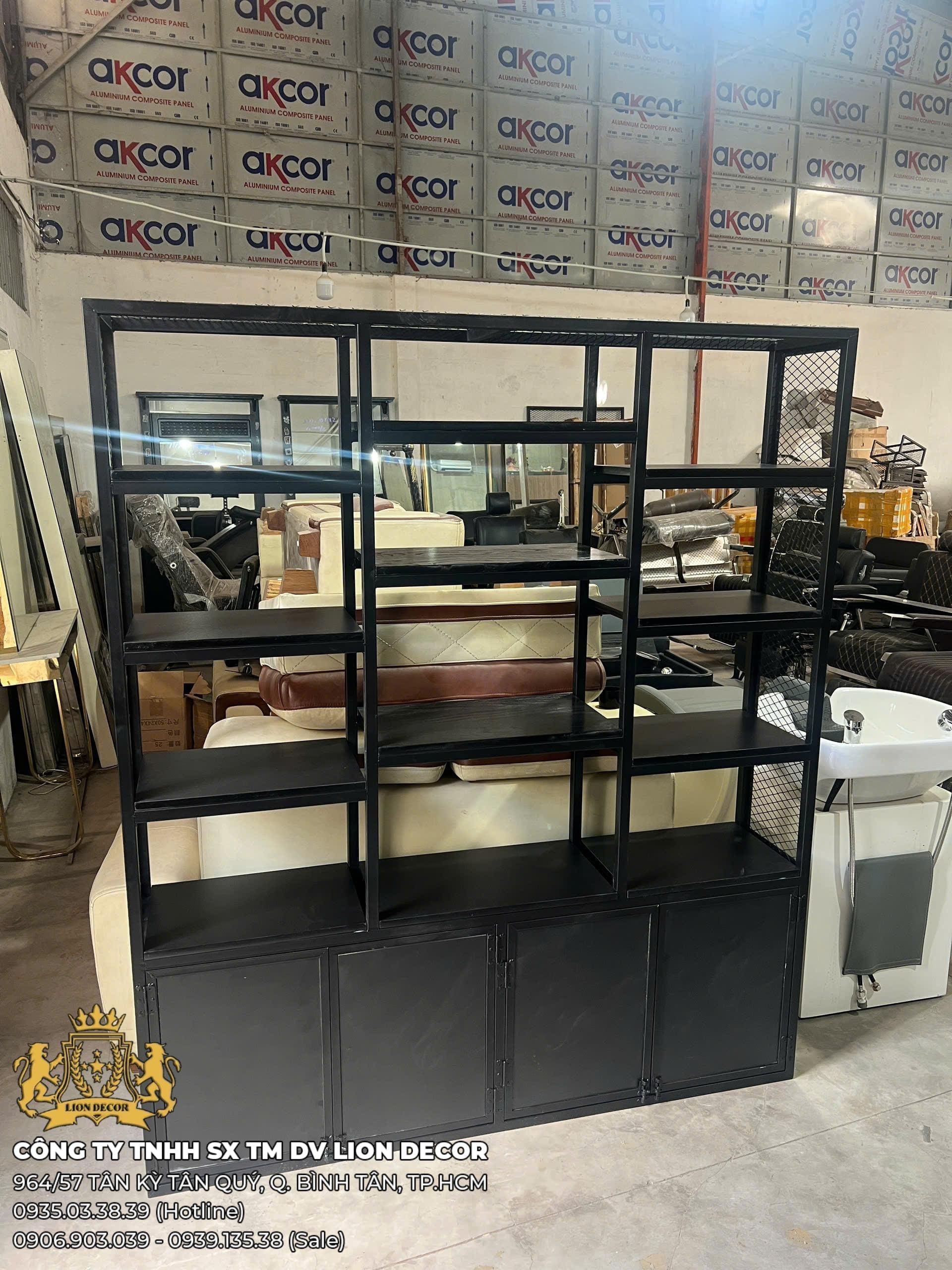 Tủ Trưng Bày Barber Khung Sắt Kệ Kính – Thiết Kế Theo Yêu Cầu 2 ke-trung-bay-hoa-chat-tu-trung-bay