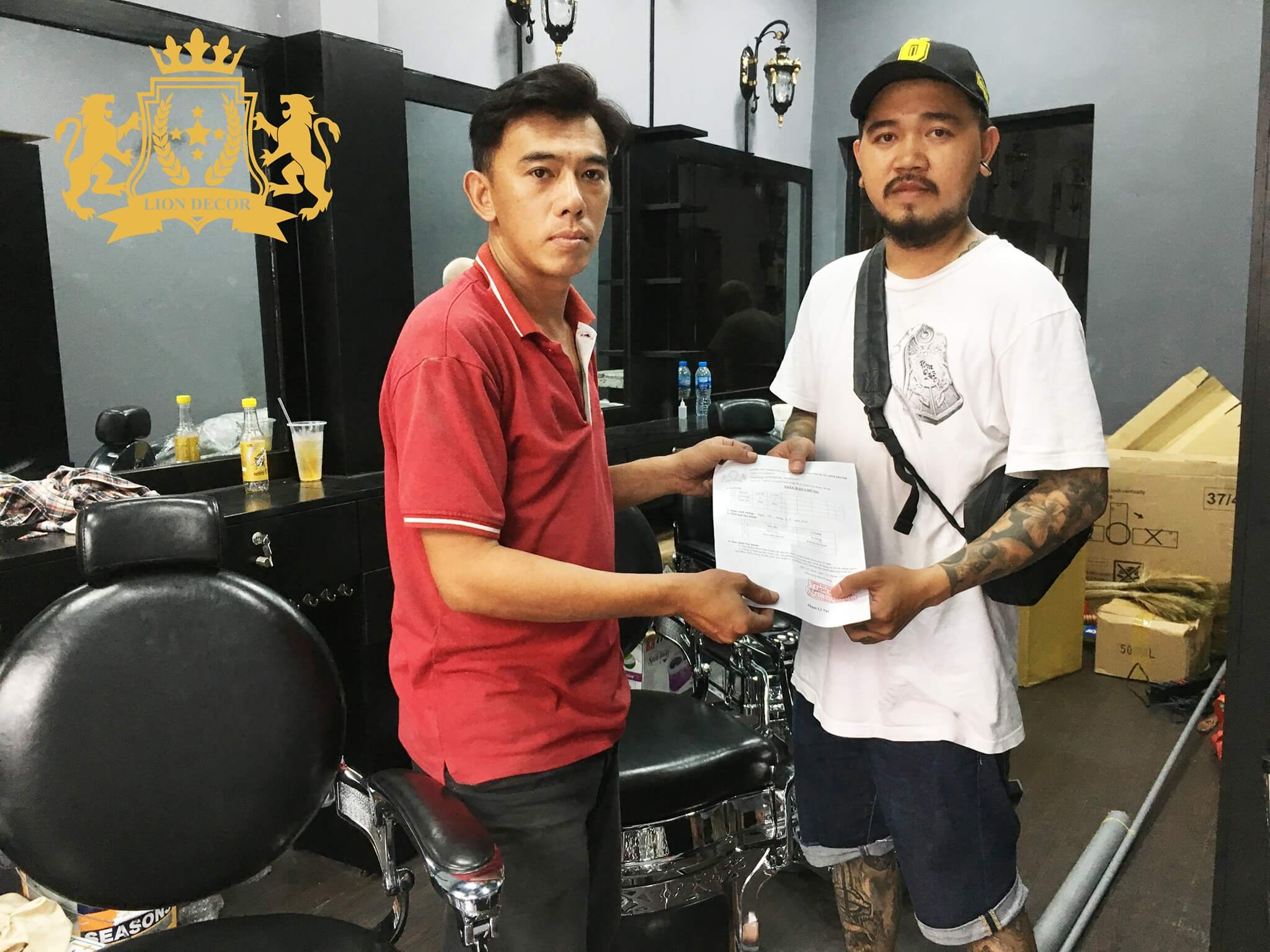 Khách hàng trải nghiệm ghế barber cao cấp tại showroom Lion Decor